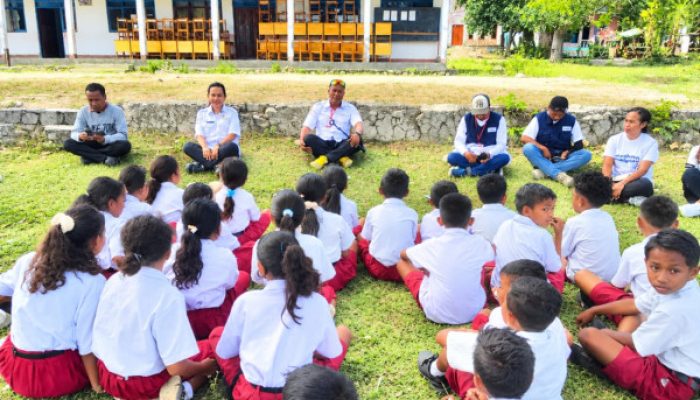 Duduk di Tanah, Dr. Oktelin Beri Semangat Anak-anak SDK Hanono Boas, Serahkan 30 Meja dan 30 Kursi