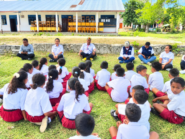 Duduk di Tanah, Dr. Oktelin Beri Semangat Anak-anak SDK Hanono Boas, Serahkan 30 Meja dan 30 Kursi 1 Duduk di Tanah, Dr. Oktelin Beri Semangat Anak-anak SDK Hanono Boas, Serahkan 30 Meja dan 30 Kursi