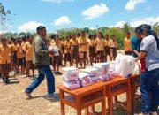 Komunitas Peduli Pendidikan NTT Berbagi Buku dan Bulpen untuk Siswa SMPN Oenaek, Ringankan Beban Siswa Yatim