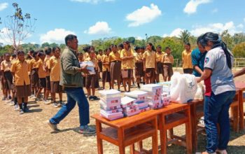 Komunitas Peduli Pendidikan NTT Berbagi Buku dan Bulpen untuk Siswa SMPN Oenaek, Ringankan Beban Siswa Yatim