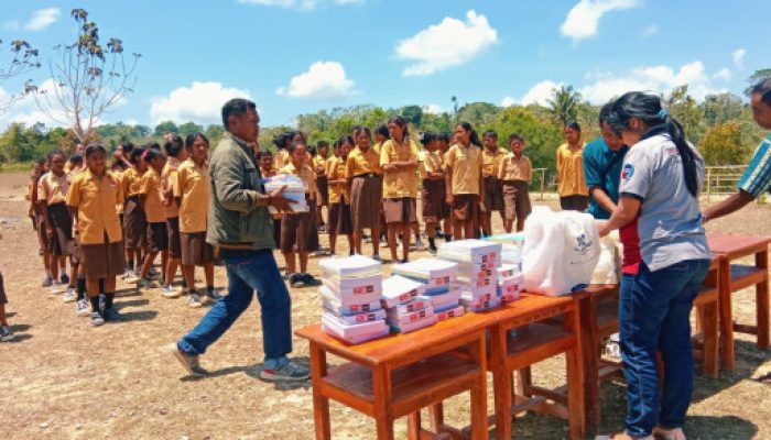 Komunitas Peduli Pendidikan NTT Berbagi Buku dan Bulpen untuk Siswa SMPN Oenaek, Ringankan Beban Siswa Yatim