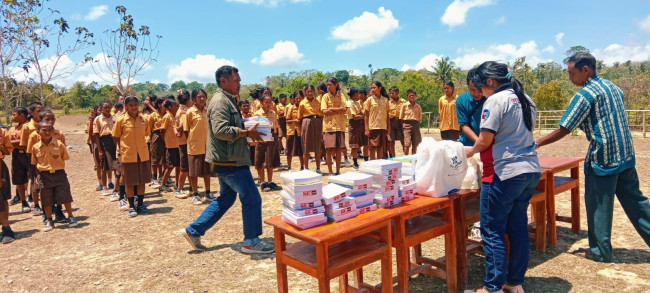 Komunitas Peduli Pendidikan NTT Berbagi Buku dan Bulpen untuk Siswa SMPN Oenaek, Ringankan Beban Siswa Yatim