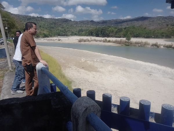 MT II Kurang Terkendala, Benny Chandradinata Imbau Petani Maksimalkan Air Irigasi Usai Tinjau Bendung Benenain