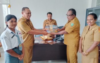 Siswa SMAN Biudukfoho Serahkan Enam Eksemplar Buku Karya Tulis ke Perpustakaan Daerah Malaka