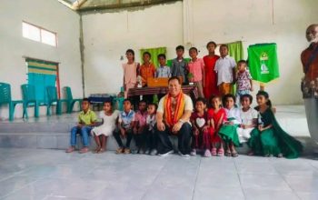 Duduk Bersimpuh Bersama Anak-Anak, Kesederhanaan Wabup HMS Tuai Apresiasi Umat Bethel Alkani 5 Duduk Bersimpuh Bersama Anak-Anak, Kesederhanaan Wabup HMS Tuai Apresiasi Umat Bethel Alkani