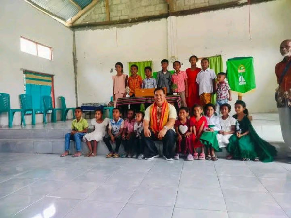 Duduk Bersimpuh Bersama Anak-Anak, Kesederhanaan Wabup HMS Tuai Apresiasi Umat Bethel Alkani