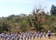 Peringati Hari Guru Sedunia, SMAN Halioan Gelar Upacara Bendera di Halaman Sekolah