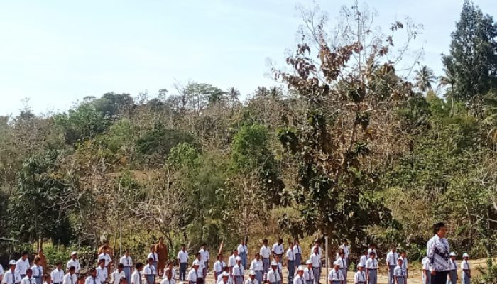 Peringati Hari Guru Sedunia, SMAN Halioan Gelar Upacara Bendera di Halaman Sekolah